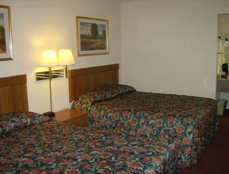 Harrisonville Inn & Suites Exterior foto